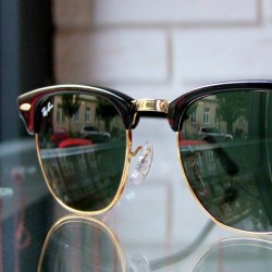 Tłoczona wstęga na mostku okularów Ray-Ban Clubmaster RB3016.jpg