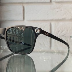 Metalowe okulary przeciwsłoneczne Oakley OO9451.jpg