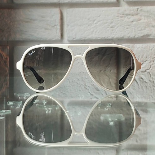 Białe okulary przeciwsłoneczne Ray-Ban Cats5000 RB 4125 722-32.jpg