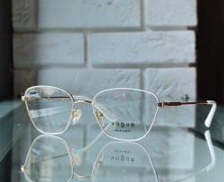 Biale okulary Vogue druciane ze zlotymi zausznikami VO4163